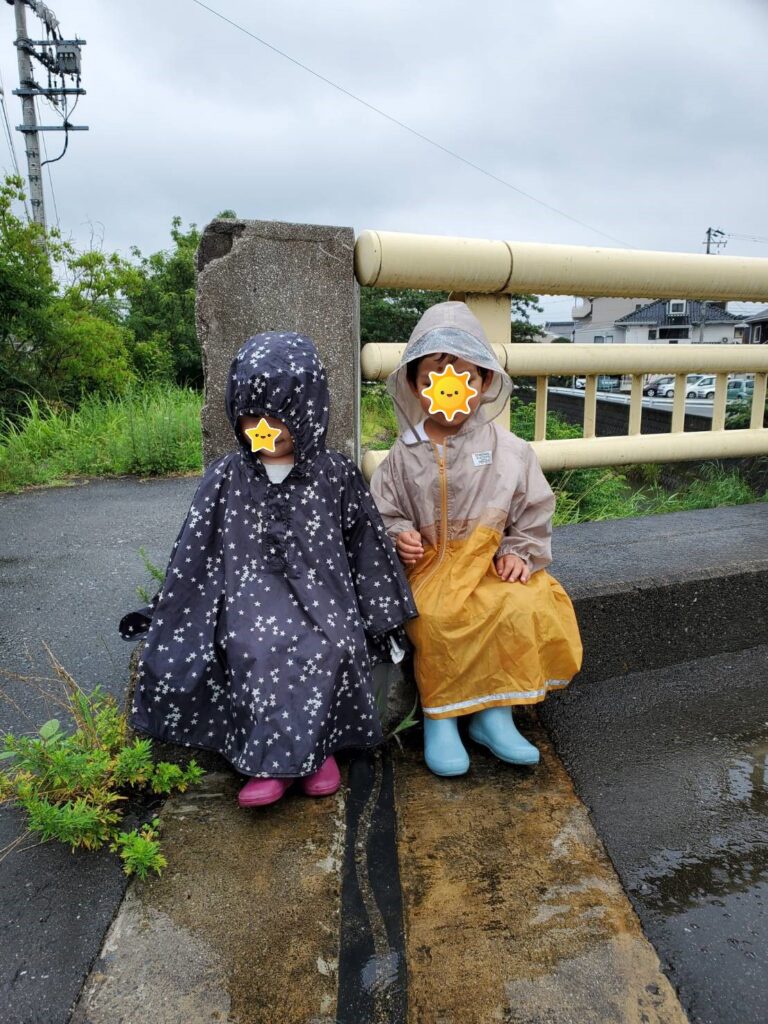 雨の中散歩をする子供