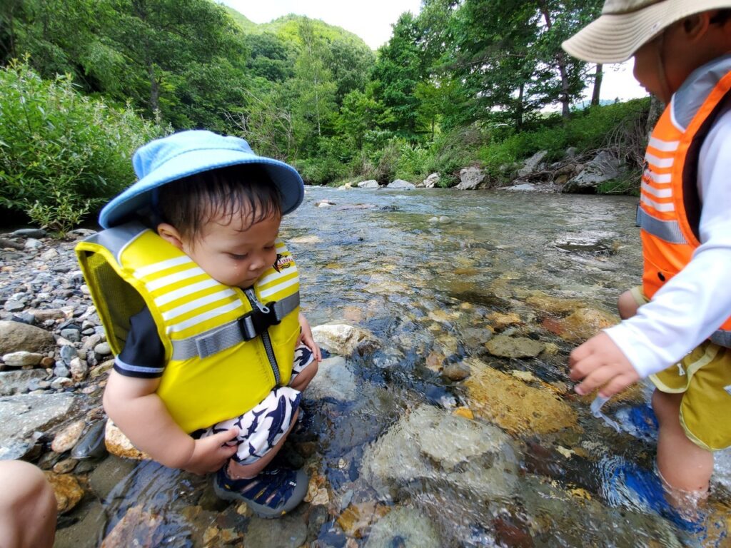 カクレハ高原キャンプ場の川上流で遊ぶ子供